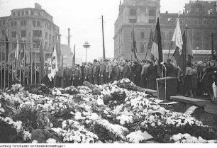 Dresden, Postplatz. 6. Gedenktag "13. Februar 1945". Kranzniederlegung und Kundgebung, 13. Februar 1951
