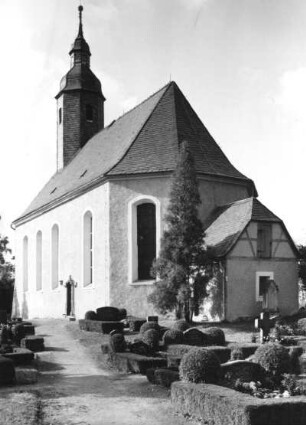 Bockelwitz-Sitten (Leisnig-Sitten). Pfarrkirche (15. Jh., Veränderungen 1730-1734, 1820). Ansicht über den Kirchhof von Südost