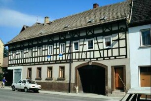 Fachwerkhaus an der Straße, überbaute Torfahrt