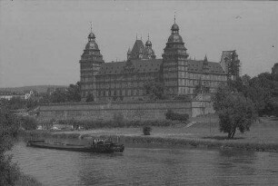 Aschaffenburg: Gesamtansicht des Schlosses, von der Mainbrücke