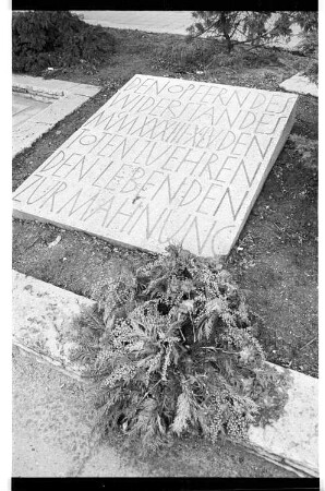 Kleinbildnegativ: Gedenkstein, 1981