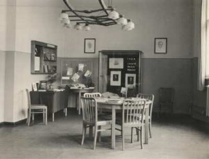 Görlitz, Stadtbücherei, Inneres, Ausstellungsecke im Ausleihraum