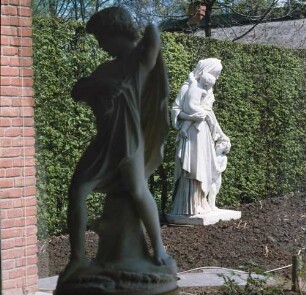Bremen. Focke Museum (Bremer Landesmuseum für Kunst und Kulturgeschichte). Im Vordergrund Knabenfigur, dahinter Plastik einer "Caritas" von G.A. Steinhäuser