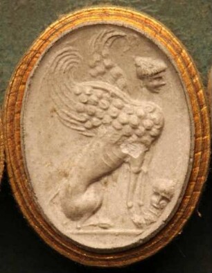 Sphinx mit einem Totenkopf zu ihren Füßen (Daktyliothek, Supplement)