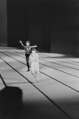 Szenenbilder aus "Erfindung der Liebe", Ballettabend mit Ludwig van Beethovens "Die Geschöpfe des Prometheus" und einer Tanzausdeutung von Antonio Vivaldis "Die Jahreszeiten". Komische Oper Berlin, 16.07.1976