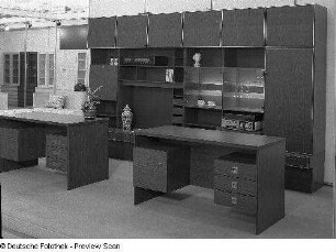 Ausstellungskoje mit Schreibtischen und Anbauwand (1981; VEB Möbelkombinat Dessau)
