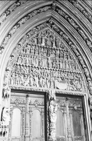 Freiburg: Gotischer Bogen des Portals mit Figurenfries