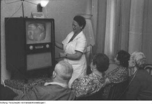 Fernsehabend in einem Klub der Volkssolidarität. Sendung über den Empfang des Kosmonauten Gagarin, 1961