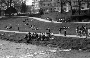 Freiburg: Lagernde an der Dreisam, von der Lessingstraße