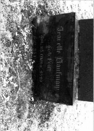 Grabstein 89 (Index: 99804724) Material: Granit Zustand: gut Maße HxBxT: 162x63x33 cm Beschreibung: Stele, giebelartiger Abschluß, Sockel: Grabstein 3/26B