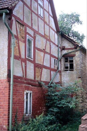 Giebelwand eines Hauses, im OG Sichtfachwerk