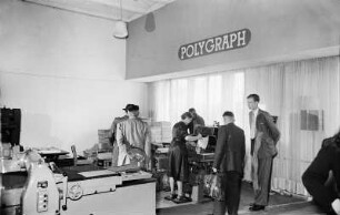 Besucher am Stand der VVB Polygraph, Internationale Ausstellung für Buchgewerbe und Graphik (Bugra) 1953