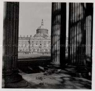 Potsdam, Neues Palais, Blick durch die Säulenkolonnaden zwischen den Communs (Wirtschaftsgebäude) zum Schloss