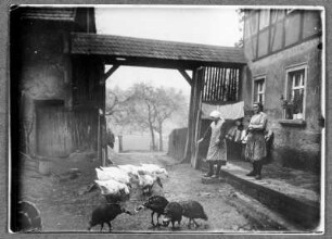Vorm Gutshof in Syhra bei Geithain
