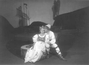 Ein Wintermärchen. Schauspiel in vier Akten von William Shakespeare. Staatsschauspiel Dresden, Neueinstudierung 25.08.1932 mit Musik von A. Chitz. Mit Willi Kleinoschegg als Leontes, König von Sizilien, Grethe Volckmar als dessen Gemahlin Hermione, Peter von Stein als Mamillius und Lotte Meyer als Perdita, ihre Kinder, Paul Paulsen als Antigonus, Walter Liedtke als Cleomenes und Wolfgang Nufer als Dion, vornehme Sizilianer, Stella David als Antigonus' Gemahlin Paulina, Tom Farecht als 1. Edelmann, Carla Hacker als Hofdame, Siegfried Lewinsky als Gerichtsbeamter, Alexis Posse als Polyxenes, König von Böhmen, Felix Steinböck als dessen Sohn Florizel, Rudolf Schröder als alter Schäfer, Martin Hellberg als dessen Sohn, Luis Rainer als Spitzbube Autolycus, Lotte Gruner als Mopsa und Ursula Neumann als Dorcas, zwei Schäferinnen u. a. Regie: G. Kiesau, Bühnenbild: A. Mahnke, Tänze: E. von Cleve-Petz. Fotografien (Negativabzug auf Papier) von Ursula Richter : Lotte Meyer als Perdita und Felix Steinböck als Florizel