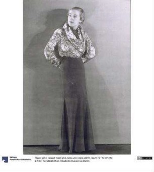 Frau in Kleid und Jacke von Clara Böhm