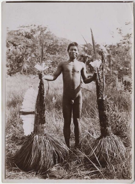 Kayapó-Indianer mit zwei Tanzmasken