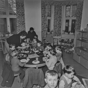 Kirschau Kindergartenwerke : Kirschau. Kindergarten. Kindergartengruppe bei der Vesper
