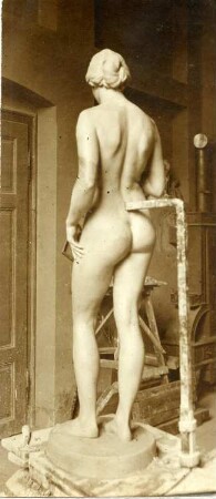 Sinnendes Mädchen : Sinnendes Mädchen. Originalgips für Bronzeguss; Höhe 170 cm (um 1910; C. Brose) im Atelier des Künstlers (wohl in Dresden)