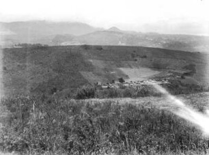 Ein Dorf : Blick von einem Hang auf das Dorf Mbeya