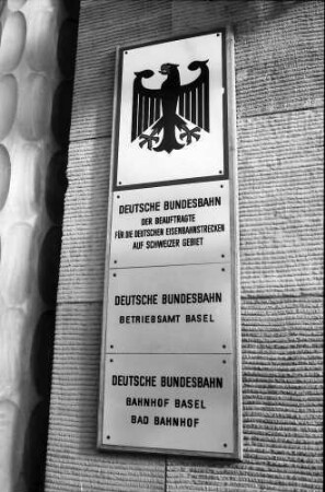 Basel (Schweiz): Badischer Bahnhof; Diensttafel am Badischen Bahnhof