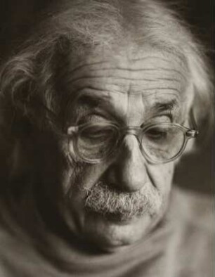 Der Physiker Albert Einstein in seinem Haus in Princeton