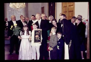 Kanzler m. Waisenkindern 5.1.63.