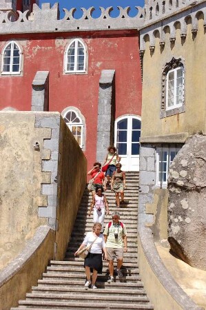 Besucher im Palacio da Pena in Sintra bei Lissabon