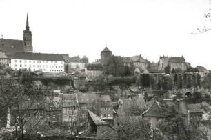 Bautzen. Stadtzentrum mit Dom St. Peter, Nikolaiturm, Ruine der Nikolaikirche und Schloß Ortenburg. Blick nach Südwest von der Sporthalle, Platz des Friedens