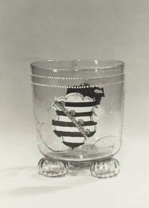 Mundkaraffine (mit MA-Monogramm in bekrönter Kartusche) aus Schloß Moritzburg und Mundkaraffine (mit FA-Monogramm in bekrönter Kartusche