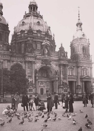 Taubenfüttern vor dem Berliner Dom