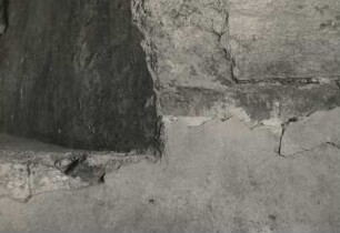 Wechselburg. Stiftskirche. Graben 4. Apsis der Krypta. Rechte untere Ecke des nördlichen Fensters