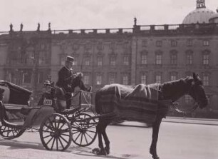 Pferdedroschke am Lustgarten : Berlin. Pferdedroschke am Lustgarten vor dem Berliner Schloss