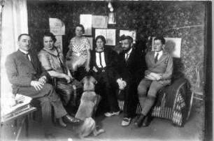 Dorpat. Gruppenbild mit Etha und Hans Richter in deren Wohnung und mit Hund