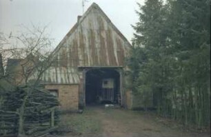 Stubbendorf: Dorfstraße (21): Fachwerkkate mit Blechdach: Giebelseite Wirtschaftstrakt mit offenem Scheunentor, beiderseits Vorschauer