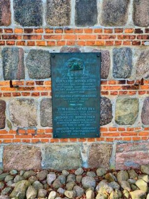 Siek: Friedenskirche: Gedenkplatte für Oberst Bonniche Bonnichsen