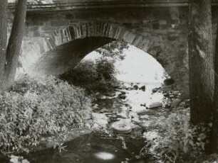 Massive Bogenbrücke