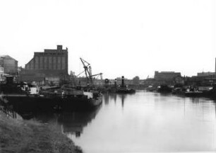 Ludwigshafen. Rhein-Hafen : Ludwigshafen. Rhein-Hafen. Blick über den Rhein mit Lastkähnen