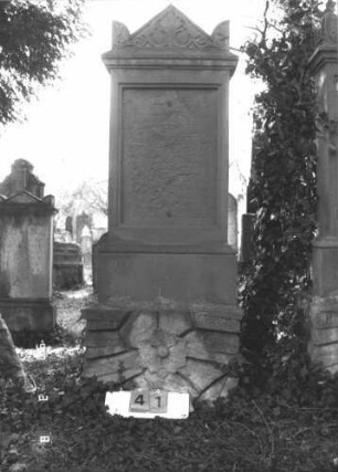 Grabstein 41 (Index: 99786644) Maße HxBxT: 180x60x22 cm: Grabstein 41