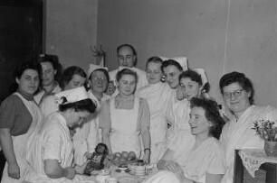 Reportage aus dem jüdischen Krankenhaus : Gruppenporträt mit Krankenhauspersonal und einer Patientin