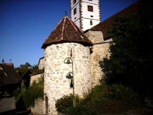Ansicht von Südosten mit Südost-Rondellturm (flankierend mit Schlüsselloch-Schießscharten) sowie anschließende äußere (untere) Kirchhofmauer (Wehrgang im 18 Jh abgetragen)