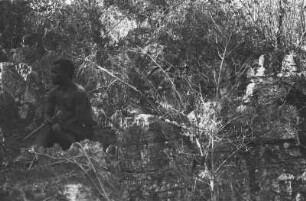 Schrattenkalk bei Likochele mit Führer : Dschungellandschaft mit Felsen und einem Mann