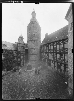 Pansfelde (Falkenstein/Harz-Pansfelde). Burg Falkenstein (Burgmuseum, Baubeginn 1115). Hofansicht mit Treppenturm (1676) und Bergfried