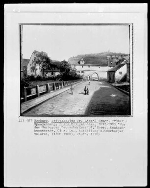 Vor dem Marburger Deutschordenshof