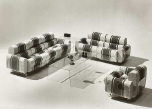 Variable Sitzgruppe : Leipziger Herbstmesse, 1973. Variable Sitzgruppe. Metall, Plexiglas, Polsterung mit Halbleinenbezug (1973). Ansicht mit drei- und zweisitzigem Sofa, Sessel und zwei Beistelltischen als Couchtisch