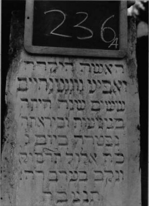 Grabstein 236 (Index: 100090334) Material: weißer Marmor, Sockel Granit Zustand: gut Maße HxBxT: 165x35x30 cm Beschreibung: Obelisk, Sockel, rustica: Grabstein 236A