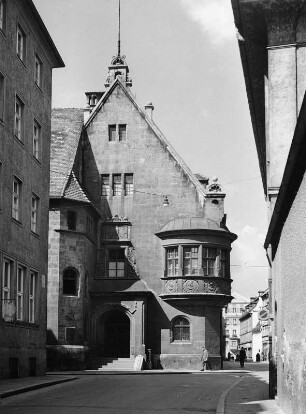 Regensburg. Wohnhaus mit Eckerker