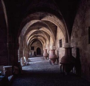 Neues Ordenshospital, Rhodos (Stadt) : Rhodos (Stadt). Neues Ordenshospital (heute Archäologisches Museum), Arkade im Erdgeschoss mit Phithoi aus Kamiros. KR 64