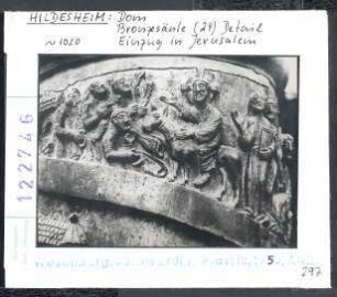 Hildesheim, Dom: Bernwardsäule (Christussäule), Bronze, um 1020. Einzug in Jerusalem
