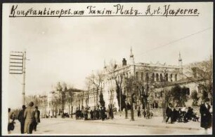 Straßenanasicht in Istanbul nahe des Taksim-Platzes mit Gebäuden und Passanten